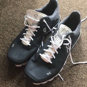 on cloudflow black white